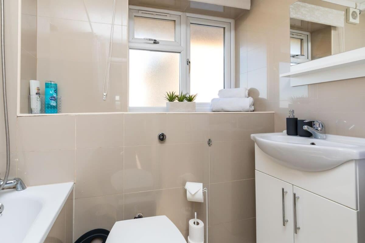 19A The Broadwalk - Cozy 1Br In The Heart Of Crawley Near Gatwick Airport Great For Contractors And Flight Crew Students别墅 外观 照片